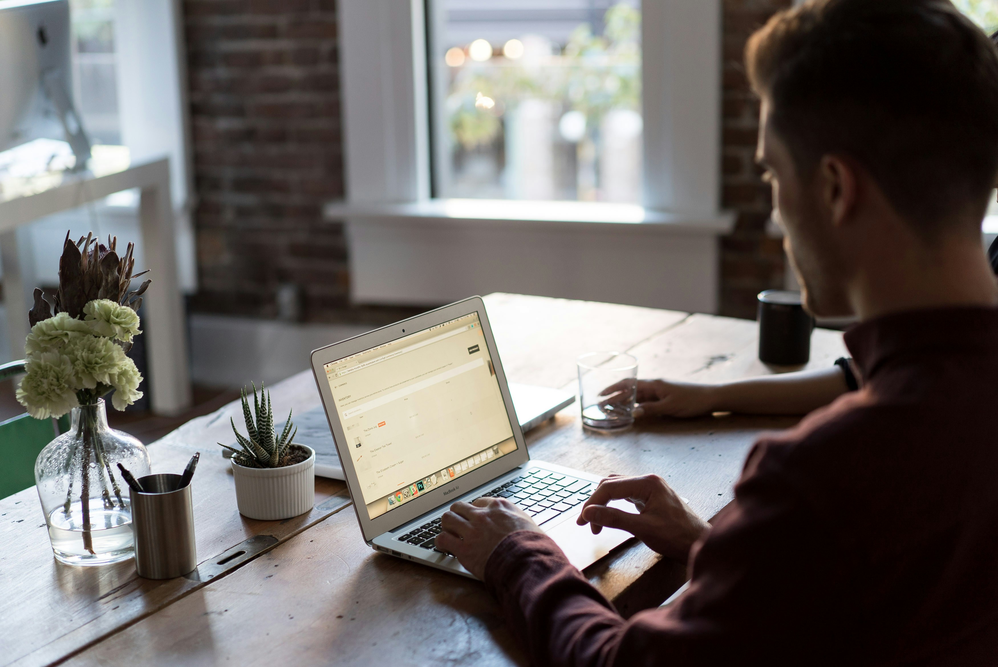 Pay Slips in the Public Service: Efficient and Secure Delivery with e-Gehalt